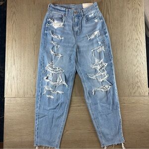 27 / 4 NWT American Eagle High Rise Mom Jeans Distressed Raw Hem Light Wash